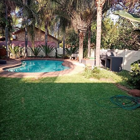 De La Rose Guesthouse Lephalale エクステリア 写真