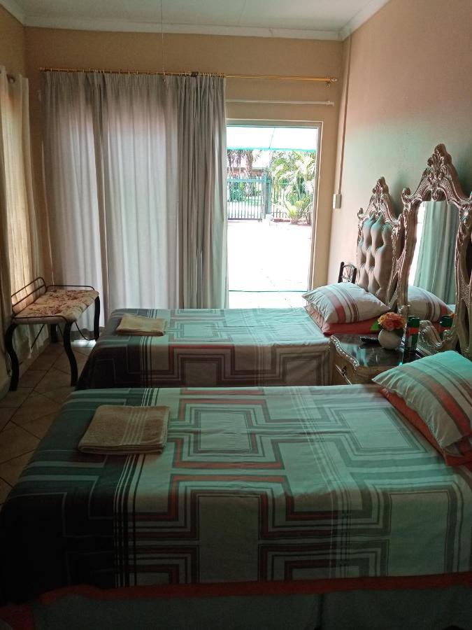 De La Rose Guesthouse Lephalale エクステリア 写真