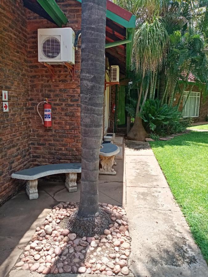 De La Rose Guesthouse Lephalale エクステリア 写真