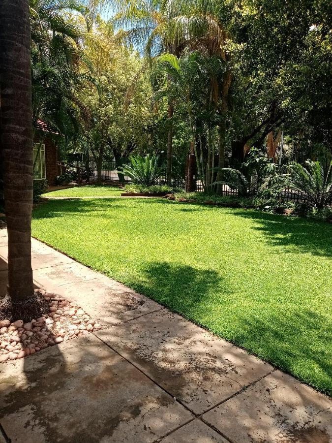De La Rose Guesthouse Lephalale エクステリア 写真