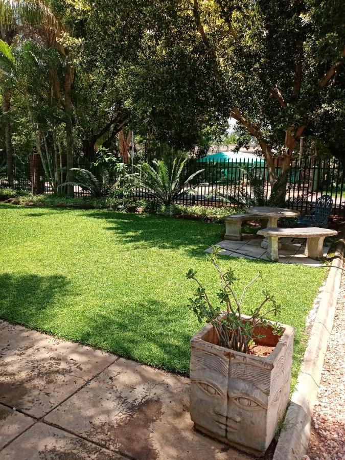 De La Rose Guesthouse Lephalale エクステリア 写真