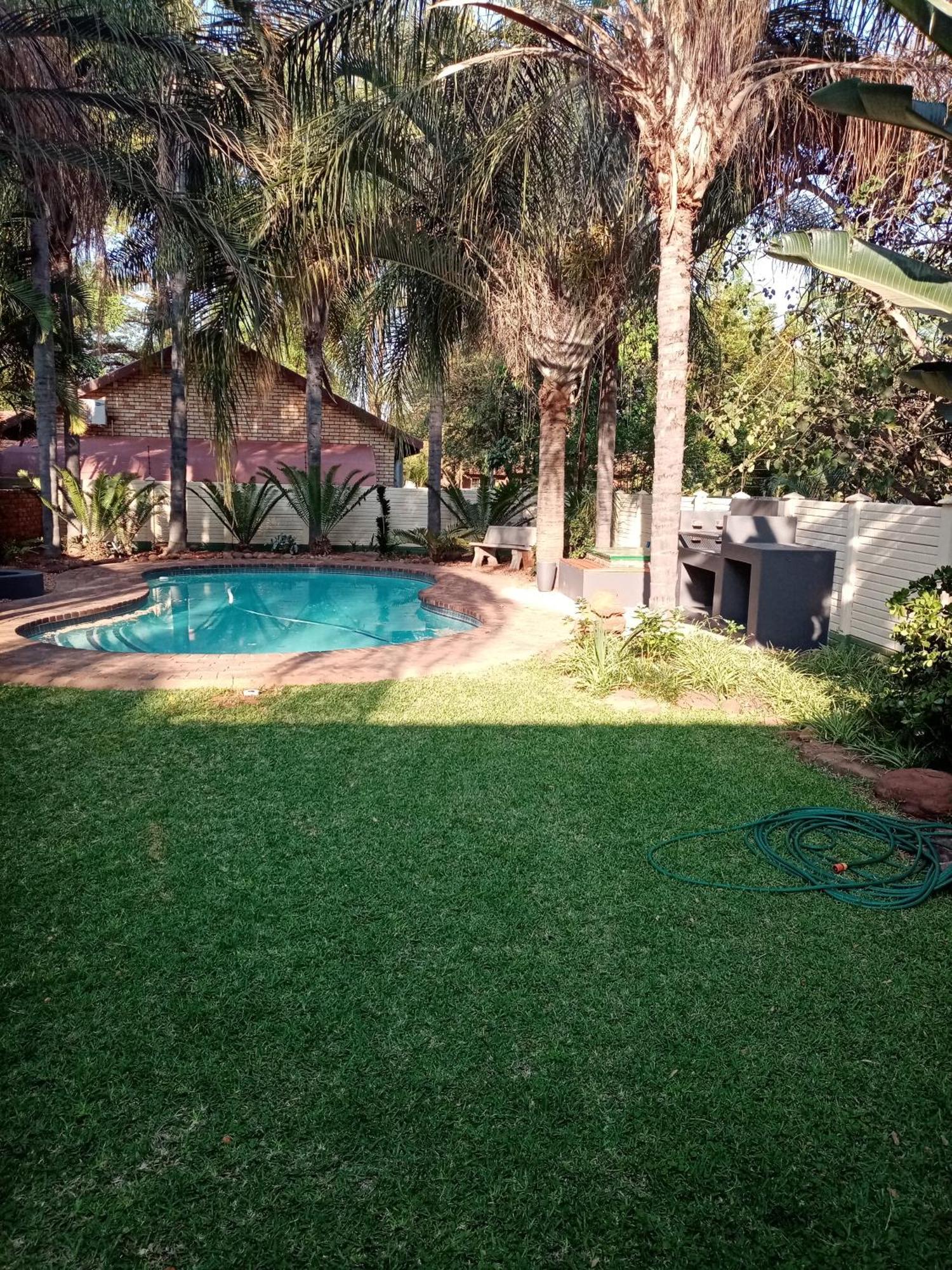 De La Rose Guesthouse Lephalale エクステリア 写真