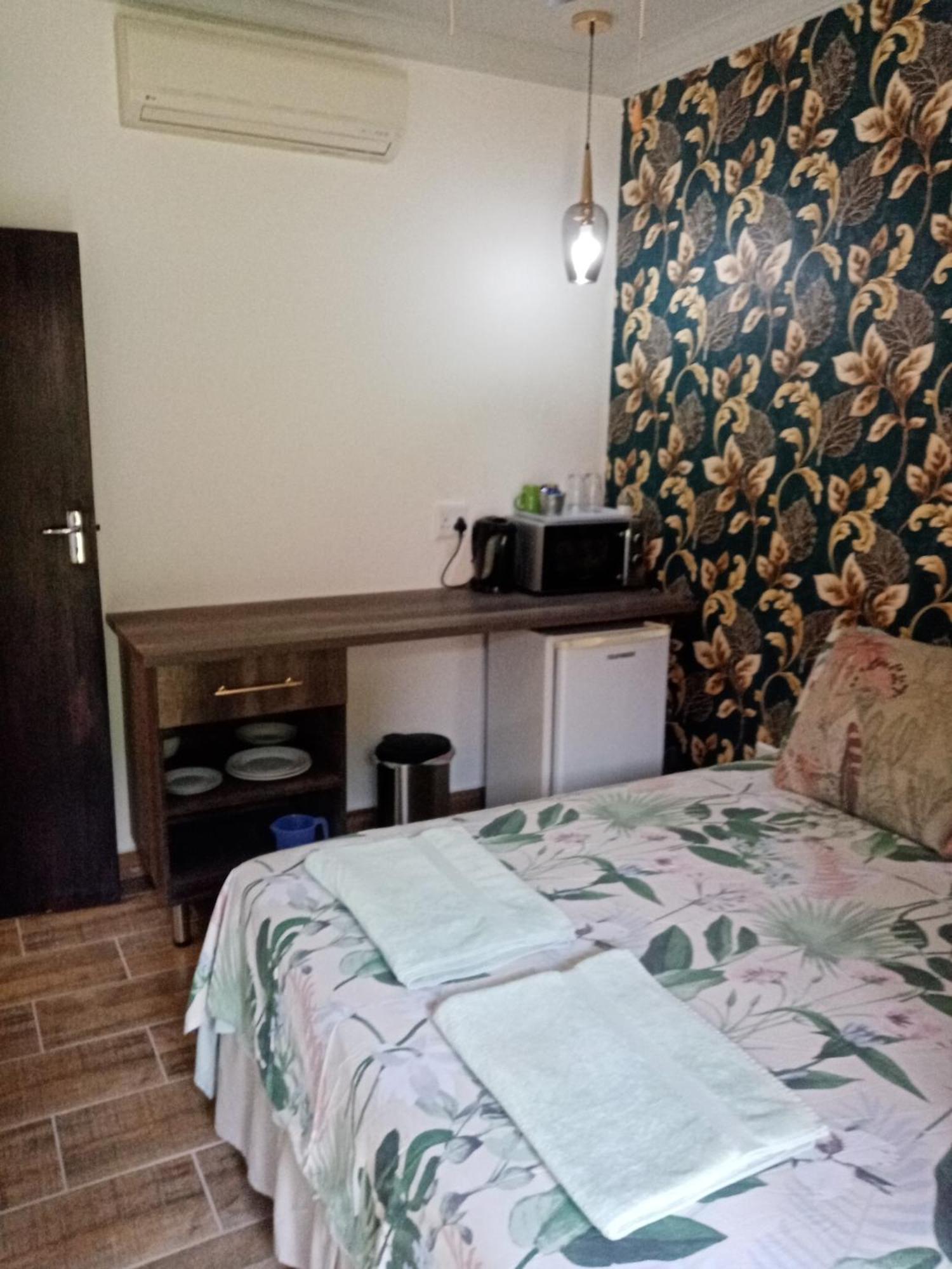De La Rose Guesthouse Lephalale エクステリア 写真