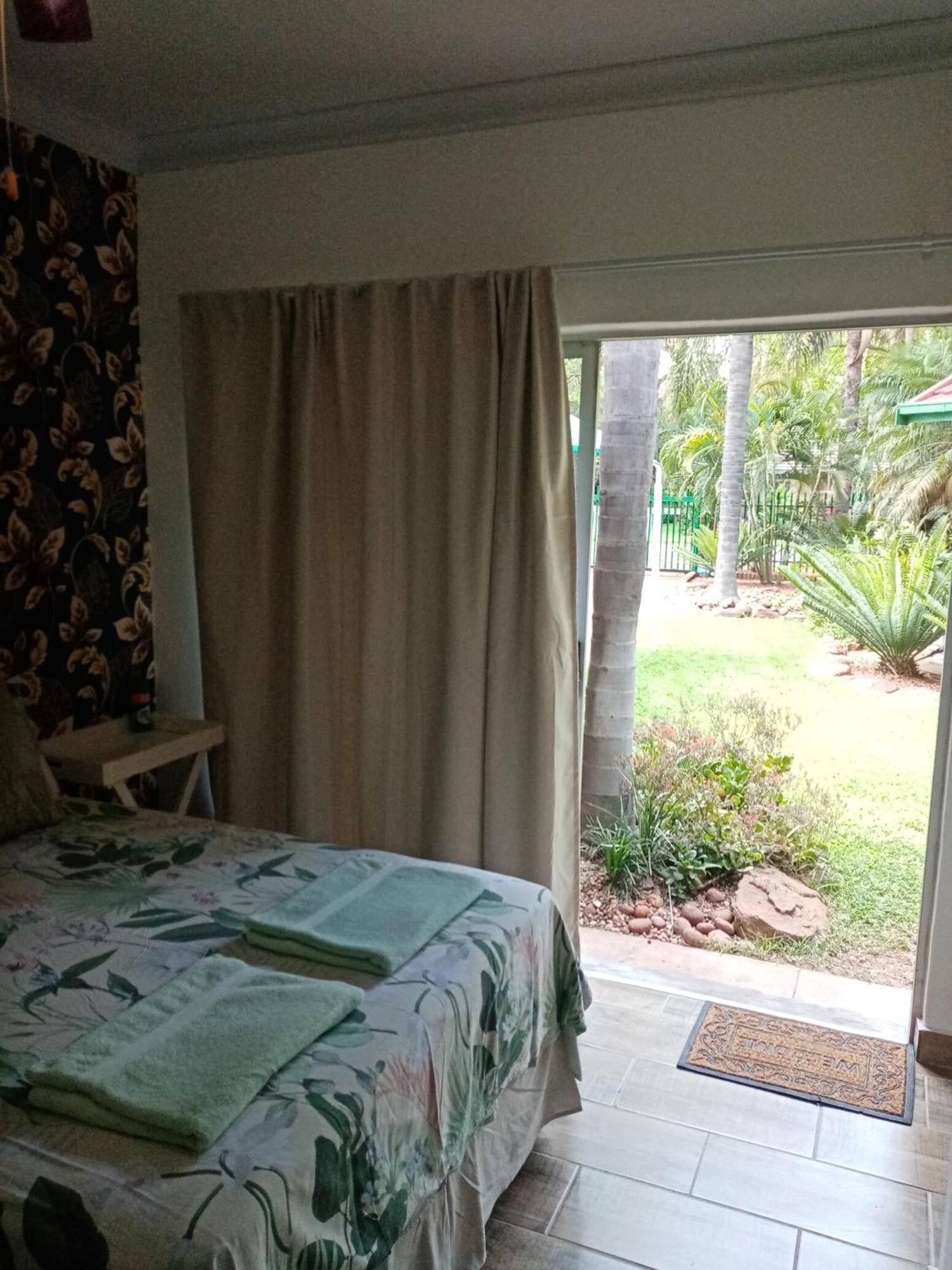 De La Rose Guesthouse Lephalale エクステリア 写真