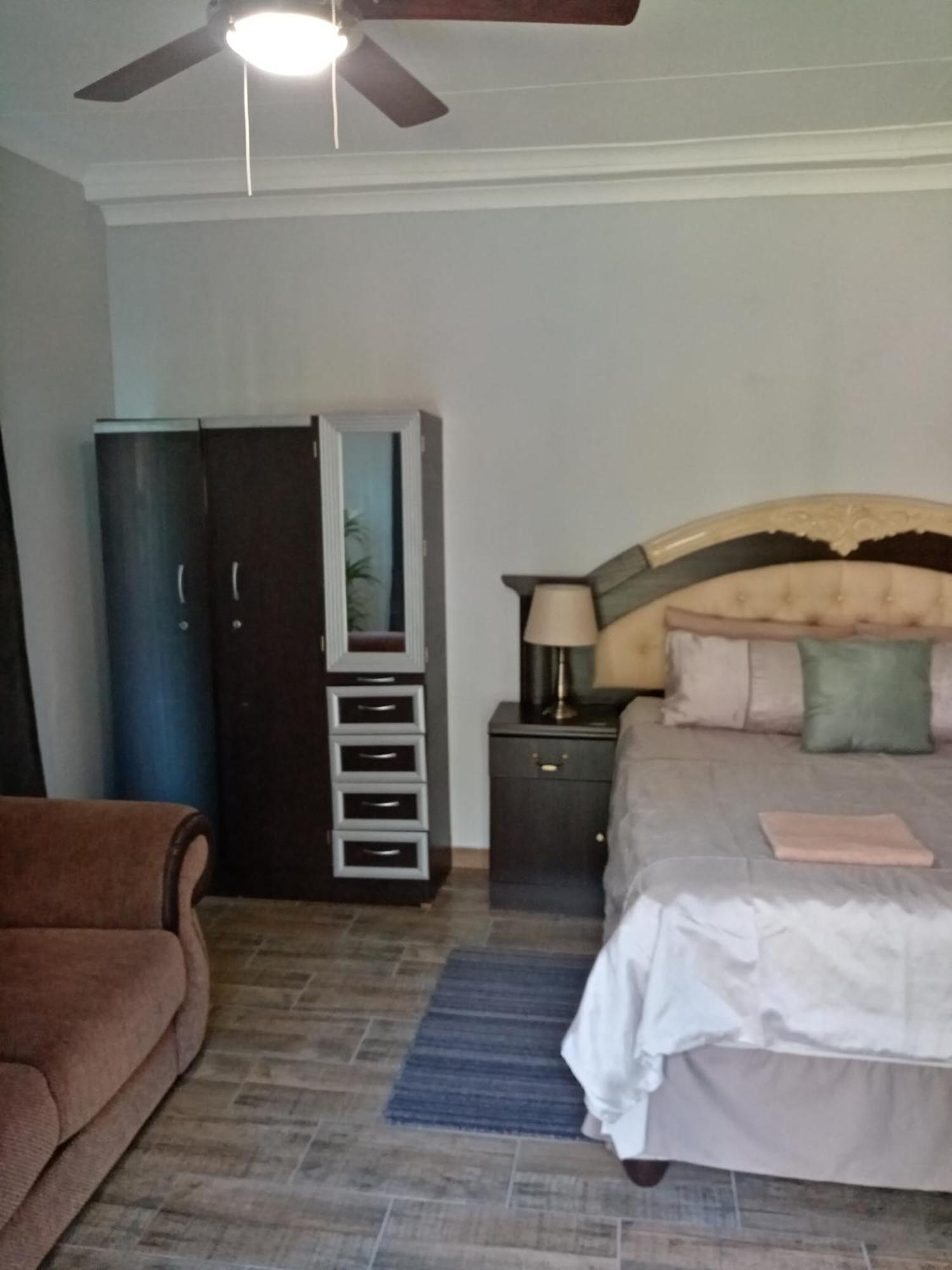 De La Rose Guesthouse Lephalale エクステリア 写真