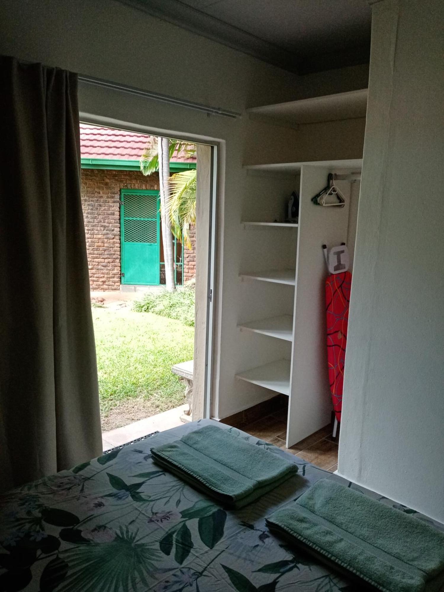De La Rose Guesthouse Lephalale エクステリア 写真