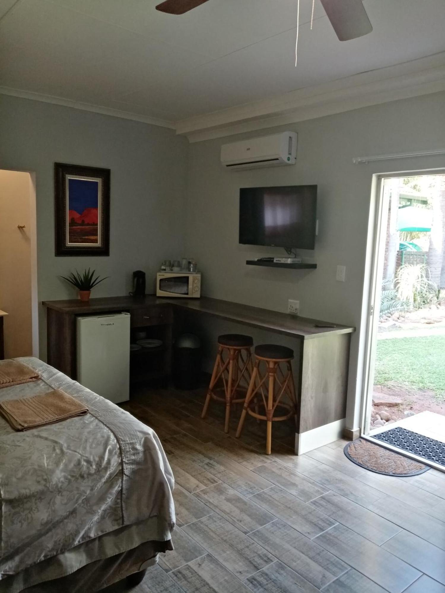 De La Rose Guesthouse Lephalale エクステリア 写真