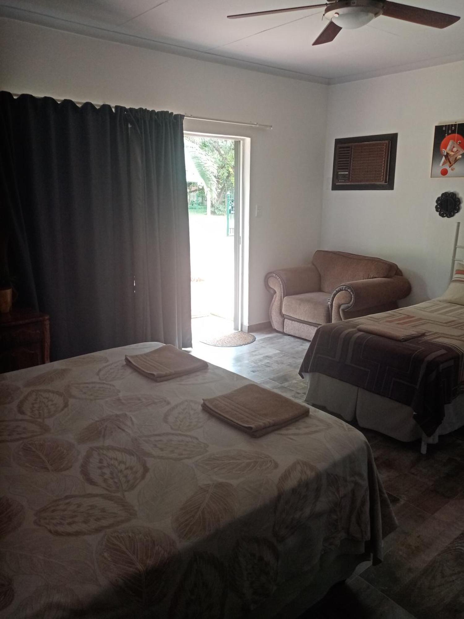 De La Rose Guesthouse Lephalale エクステリア 写真