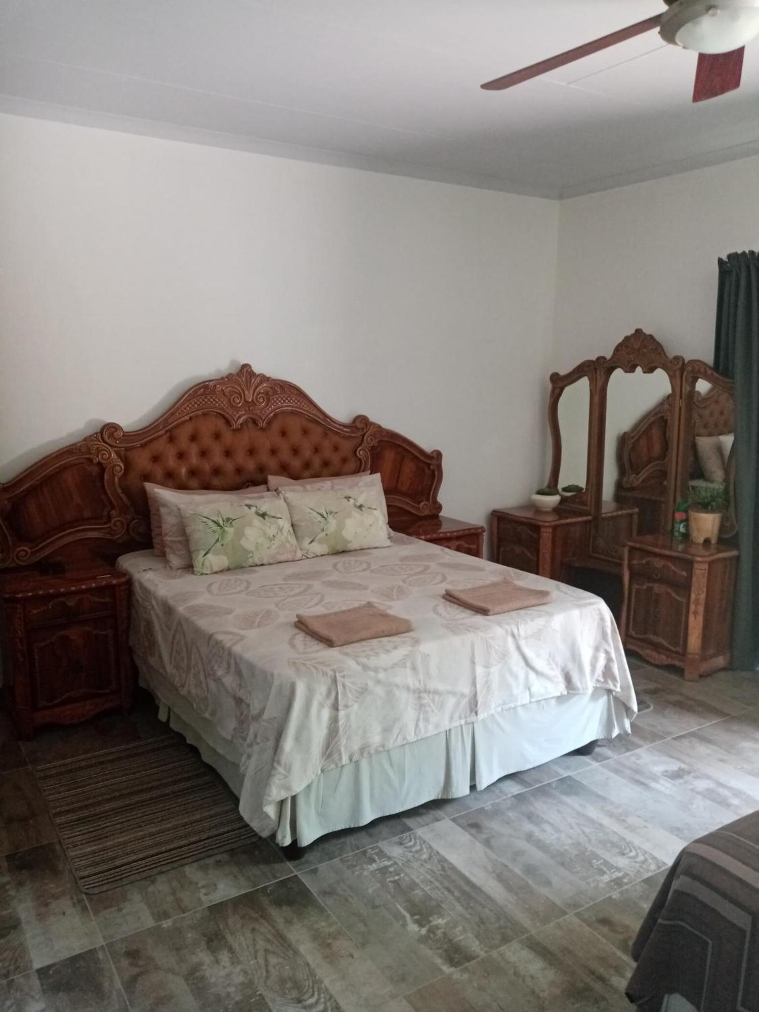 De La Rose Guesthouse Lephalale エクステリア 写真