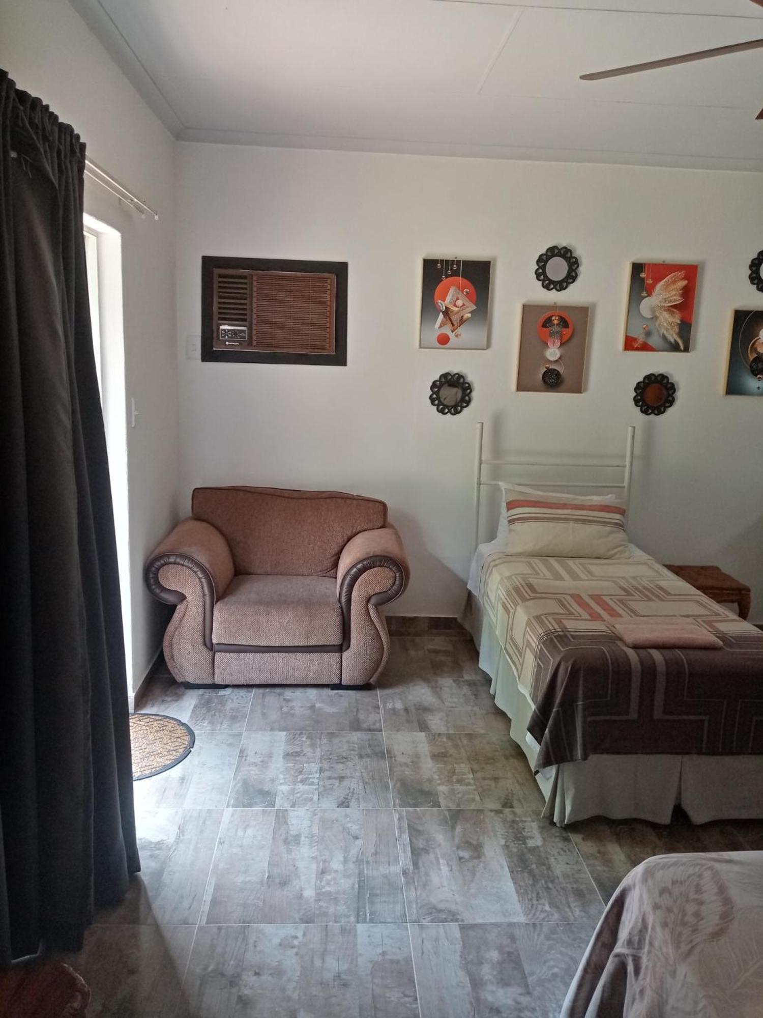 De La Rose Guesthouse Lephalale エクステリア 写真
