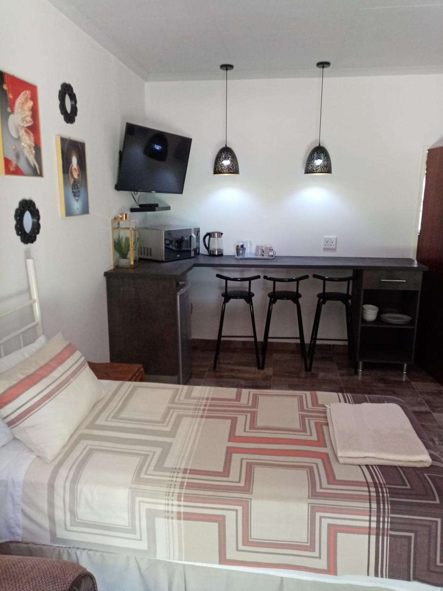 De La Rose Guesthouse Lephalale エクステリア 写真
