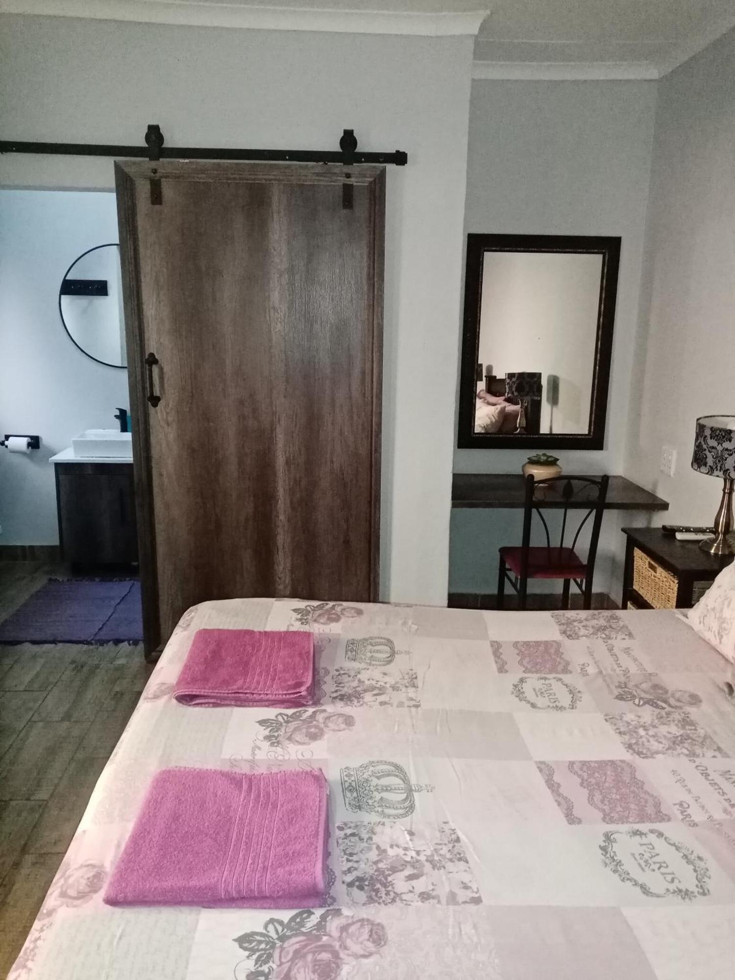 De La Rose Guesthouse Lephalale エクステリア 写真