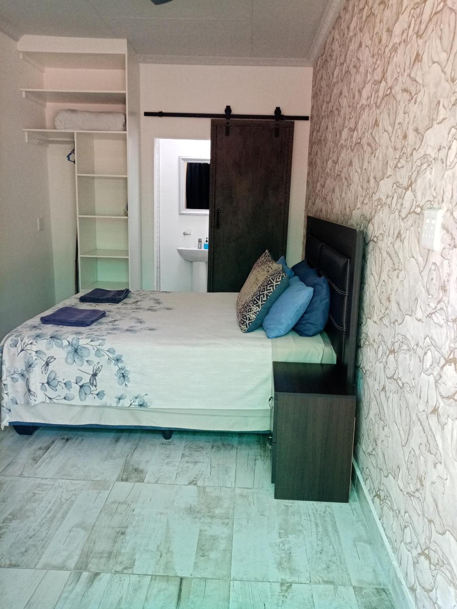 De La Rose Guesthouse Lephalale エクステリア 写真