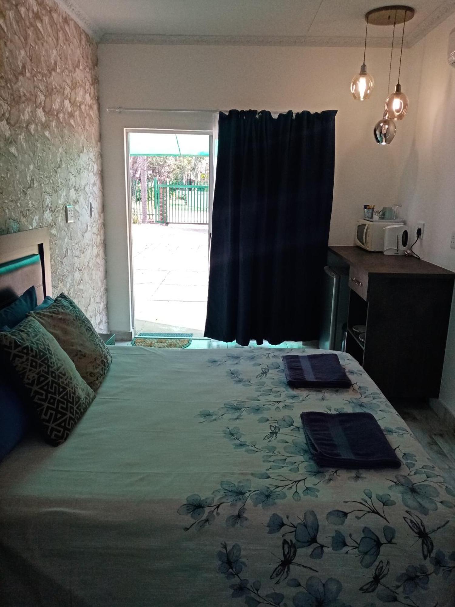De La Rose Guesthouse Lephalale エクステリア 写真